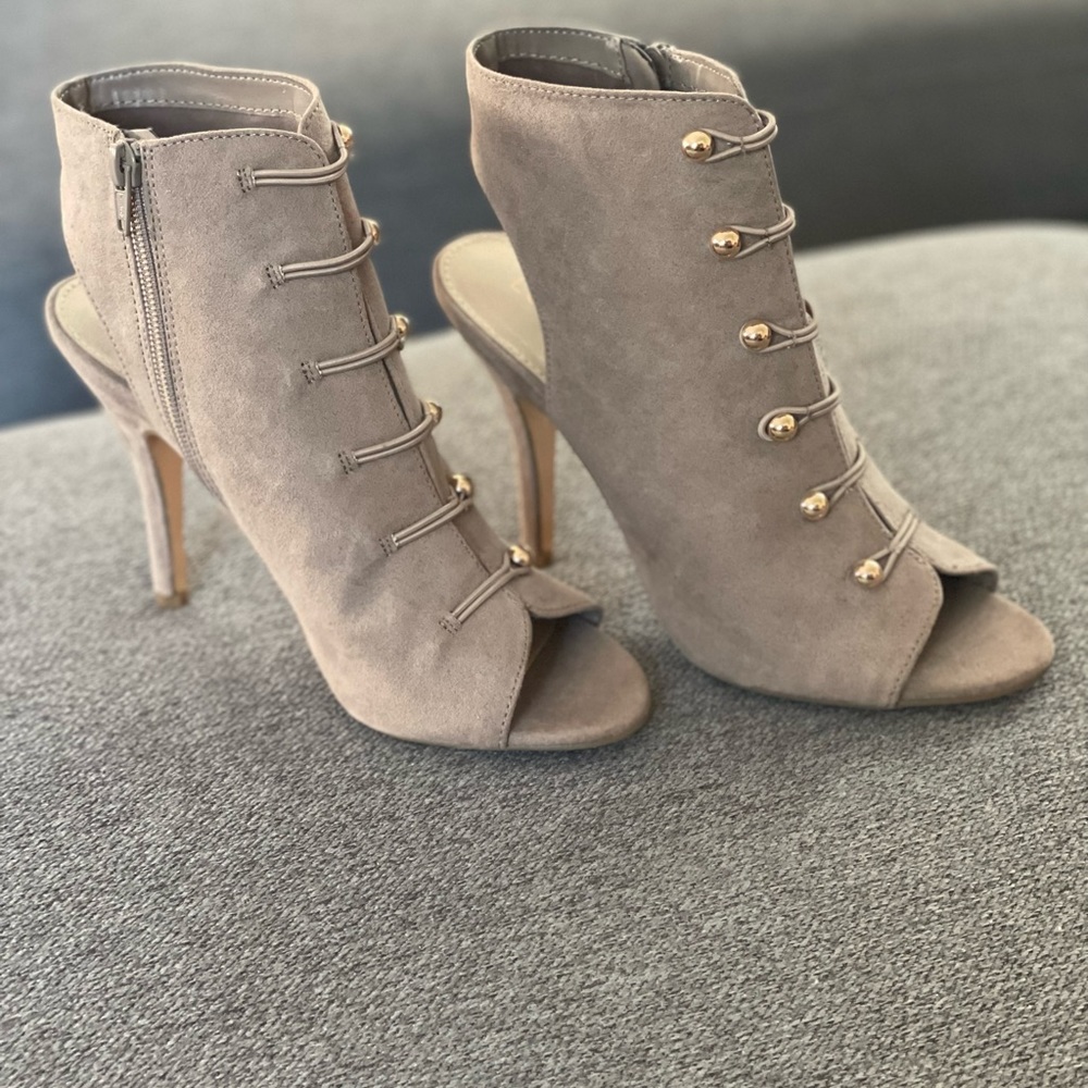 LC Lauren Conrad Passion Women’s Peep Toe Boots. Color: Taupe, Size 9